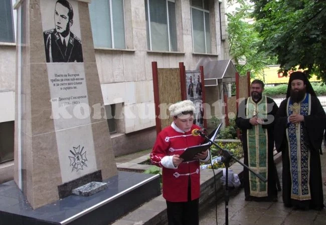 Откриха паметник на въздушния герой Димитър Списаревски