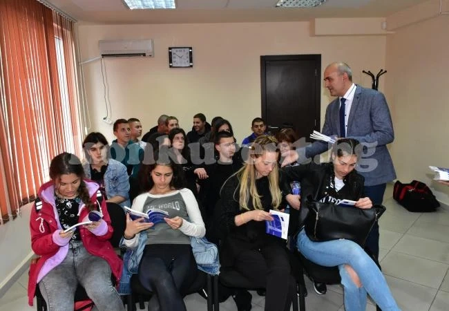 Наши ученици се запознаха с административното правосъдие