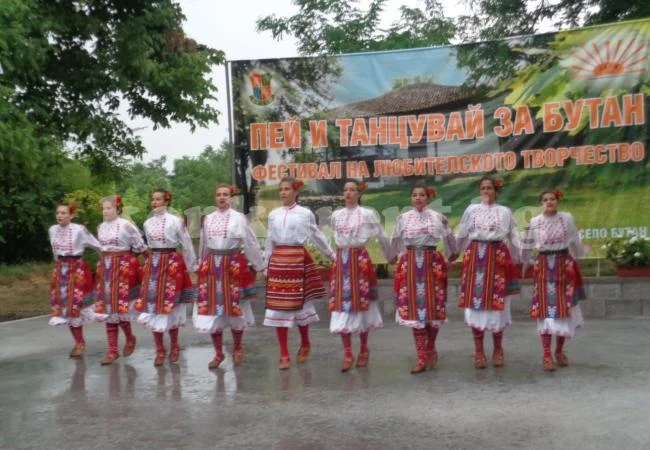 Танцьори идат в Бутан