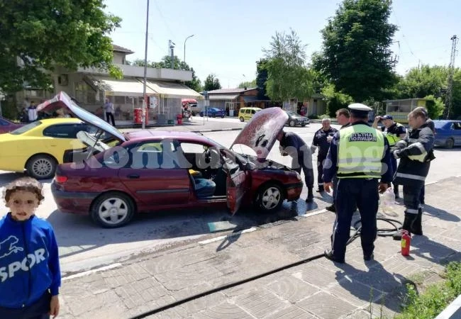 Кола с газова уредба се запали в Мездра СНИМКИ