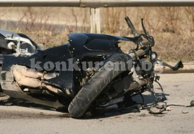 Моторист е в болница след катастрофа