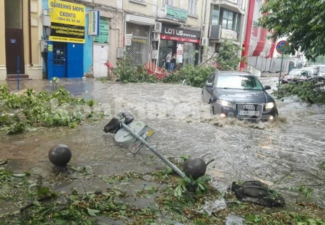 Градушка се изсипа над 4 области, смерч над Варна