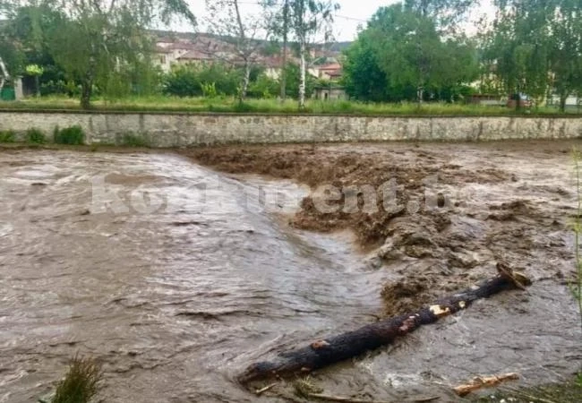 В Стрелча карат питейна вода с водоноски заради поройните дъждове