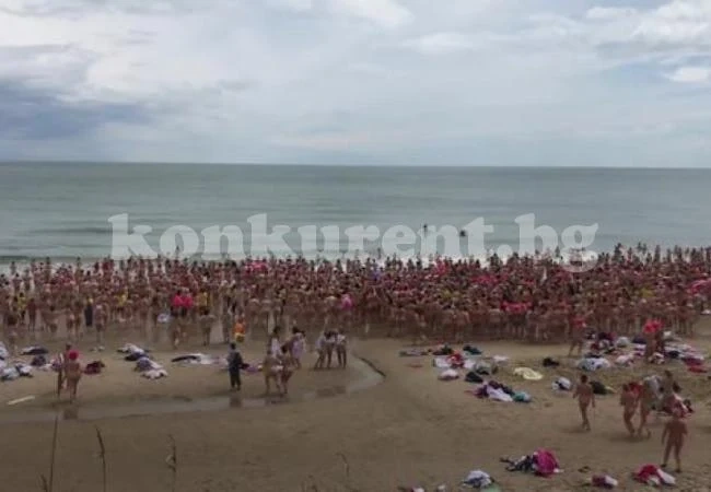 1800 жени влязоха чисто голи в морето заради...