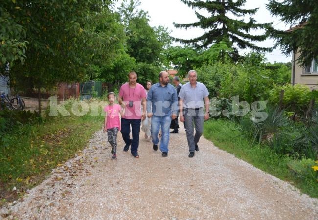 Видинският кмет направи оглед на обновените улици в село Синаговци