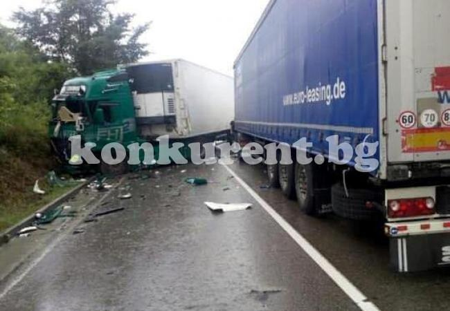 Отпушиха трафика по Е79 след катастрофата край Медовница