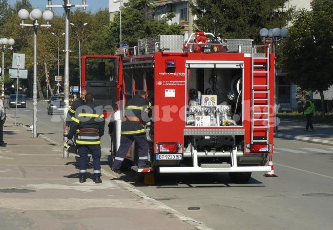 Пожарникари рязаха ламарини след удар
