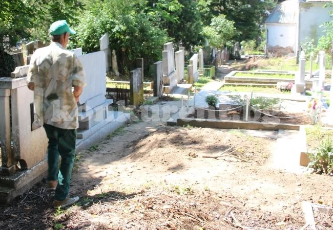 В Мездра почистиха гробищния парк преди Задушница