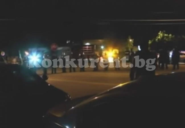 20-годишен вряза колата си в полицаи (ВИДЕО)