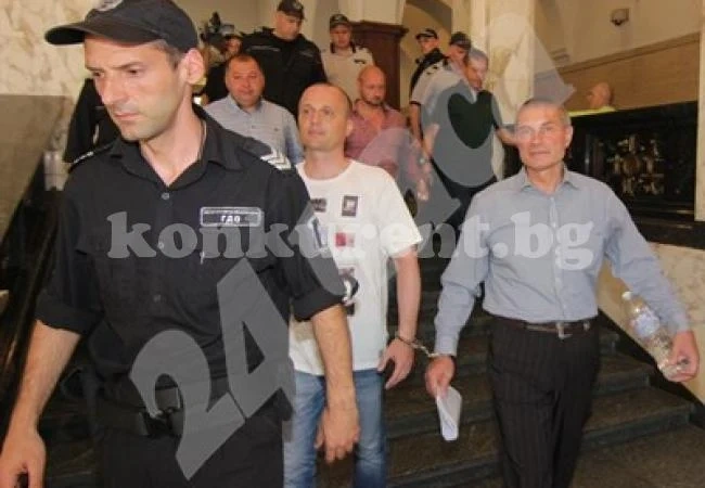 Полицаите, осъдени за смъртта на Чората, пред ВКС: 14 години търпим, не сме убийци (Снимки)