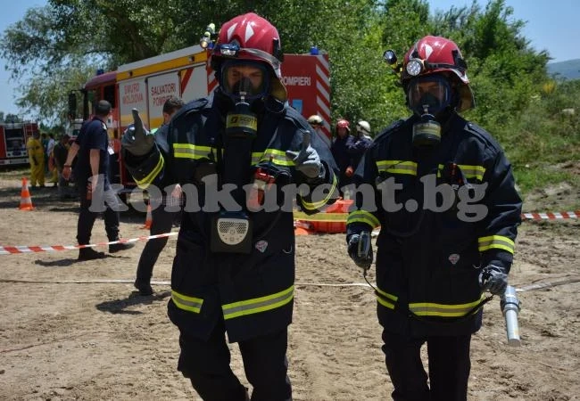 180 пожарникари от 4 държави спасяваха хора след земетресение СНИМКИ