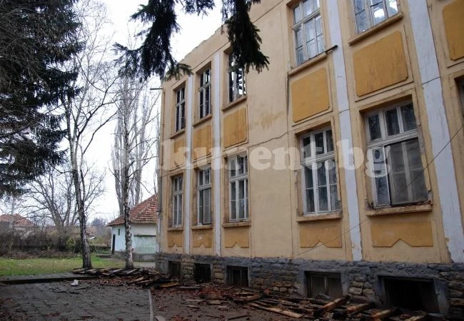 Скандал! Кмет продаде за скрап отоплителна инсталация на училище