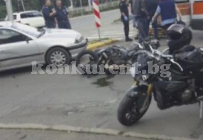 Моторист пострада след удар в кола на булевард...