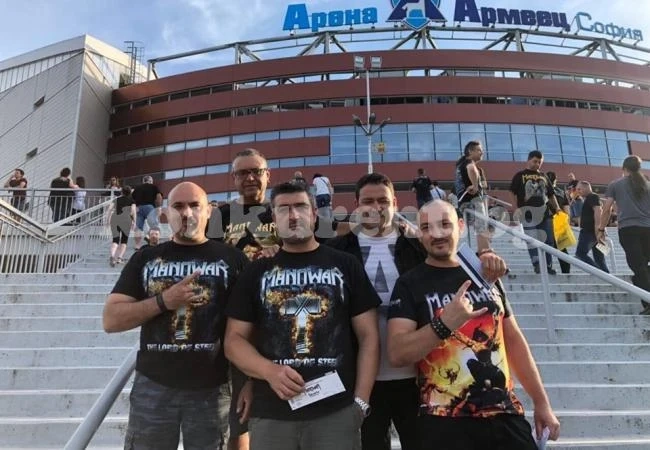 Наш депутат куфя с „Manowar“ СНИМКИ