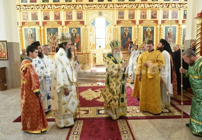 Двама митрополити осветиха храма „Свети Дух” в Монтана