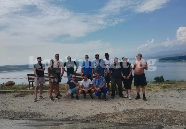 Ентусиасти чистиха и монтираха пейки край язовир „Огоста”