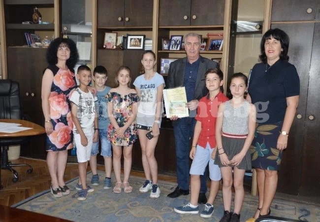 Ученици от Основно училище „Иван Вазов“ подариха есетата си на кмета на Община Видин