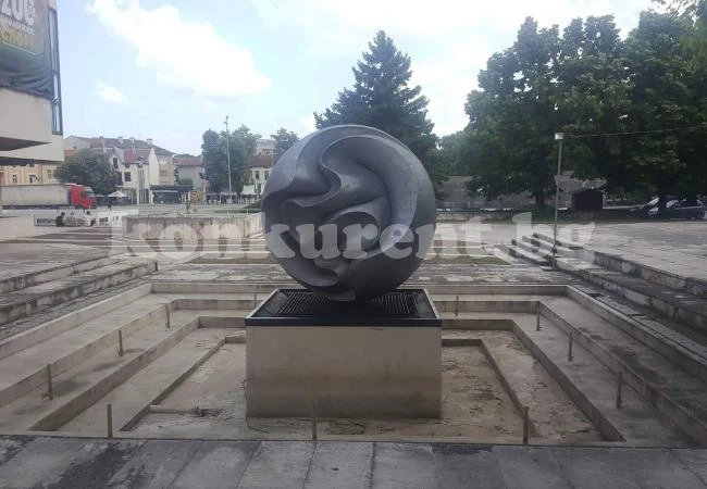 Почистиха шадраван в центъра на Враца