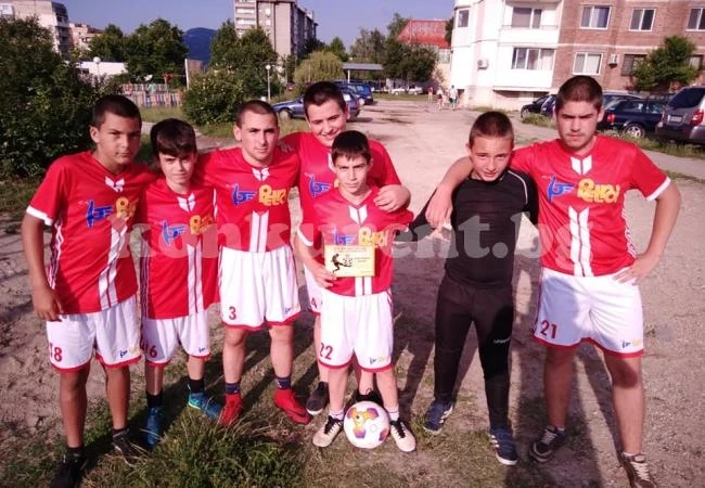 Шампион по борба бележи гол след гол в Детската лига