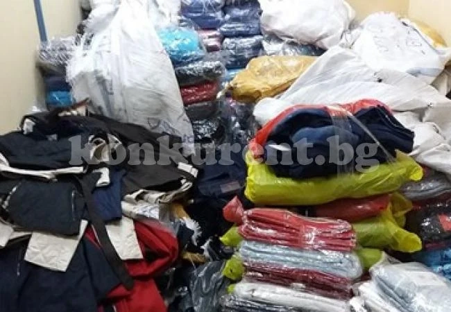 Задържаха над 3000 дрехи и 90 чифта маратонки на \