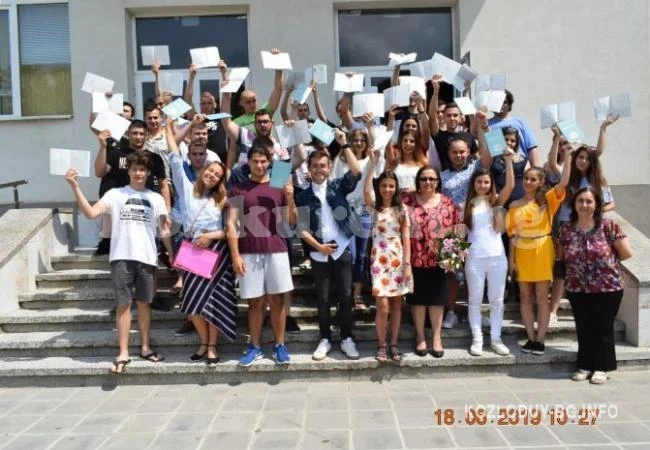 Раздадоха дипломите в СУ „Христо Ботев“ в Козлодуй