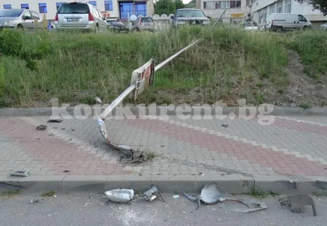 БМВ събори електрически стълб (СНИМКИ)