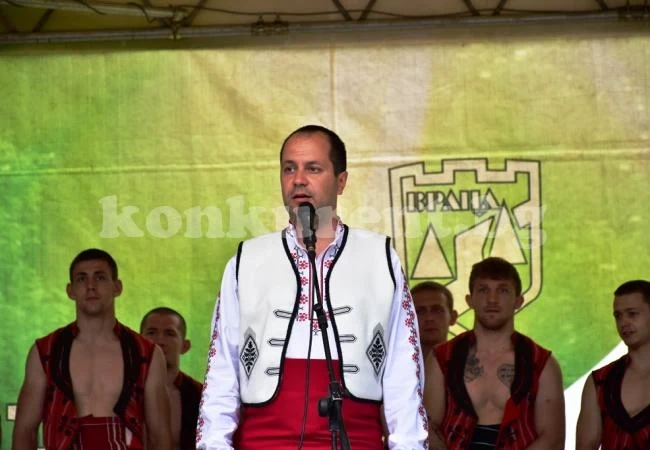 Под звуците на тъпан и гайда започнаха демонстрационните народни борби - част от фолклорен събор „Леденика“
