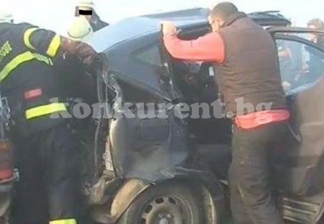 Двама остават в болница след катастрофата между бус и кола 