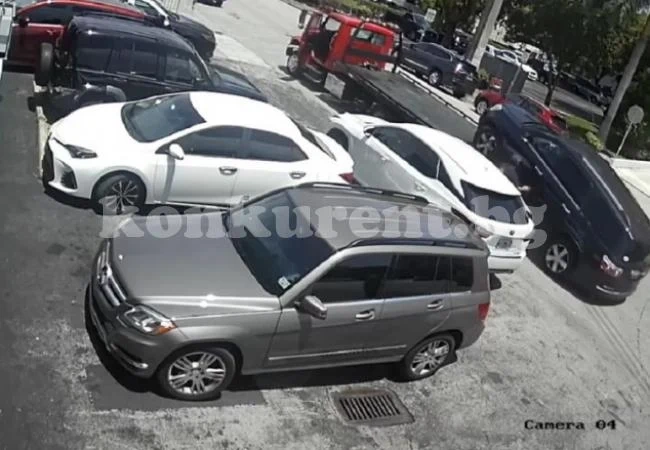 Фигаро тук, Фигаро там: Ловък водач на автовоз развесели мрежата (ВИДЕО)