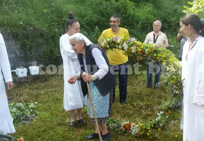 Венец от 77 лековити треви свиха на Еньовден в Дълги дел