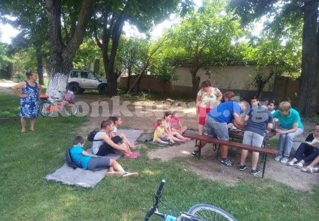 Децата в Търнава продължават заниманията си на открито СНИМКИ