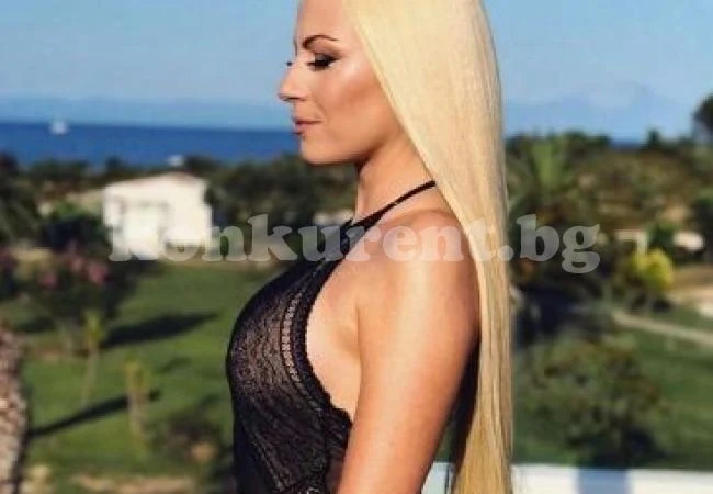 Нудистката Камелия сложи бански
