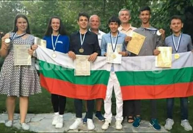Легенда на Ботев /Враца/ развя трибагреника в Кипър СНИМКИ