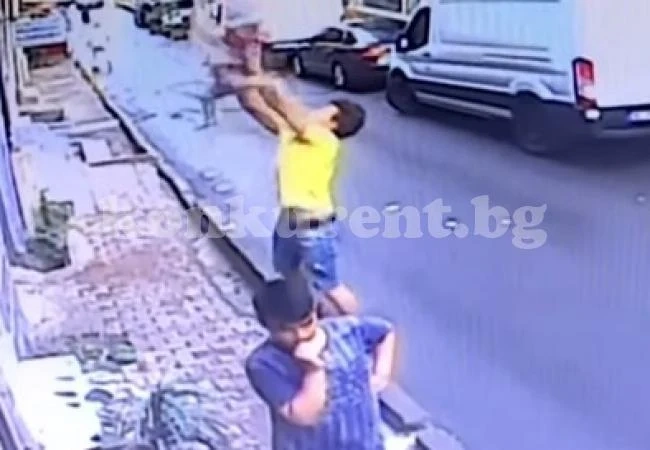 Случаен минувач спаси падащо от прозорец бебе в Истанбул (Видео)