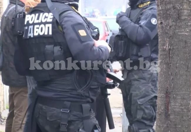 Вкараха тийнейджър в ареста, намерили в дома му наркотици