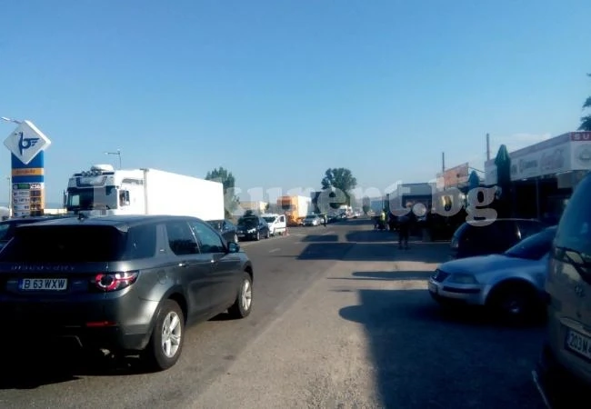 Разсеяни родители виновни за тапите по границата