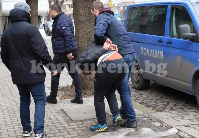 Задържаха 18-годишен, спипан с дрога