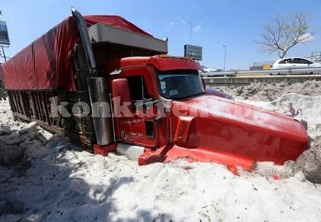 Проливни дъждове в Япония, градушка в Мексико направи покривка от 2 метра (Снимки)