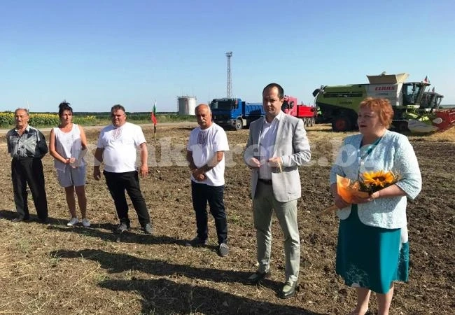 Молебен за добра реколта даде началото на жътвата в село Чирен