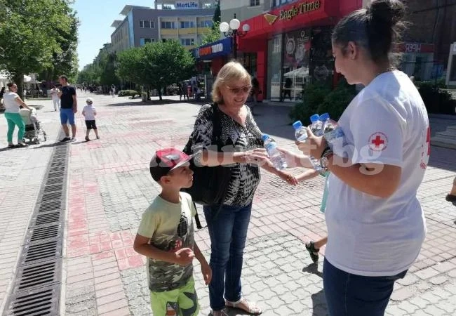 Раздават безплатно минерална вода във Враца СНИМКИ