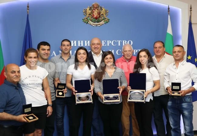 Министър Кралев награди Мими Христова