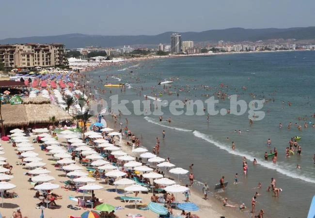 Хотелът по морето колкото 2 шезлонга