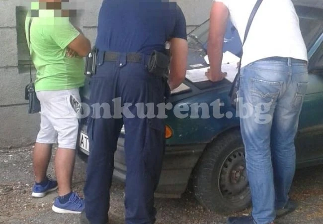 Три акта за лица, разлепващи нерегламентирано рекламни материали