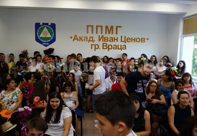 Официално  връчване на свидетелствата за основно образование на учениците от ППМГ „Акад. Иван Ценов”