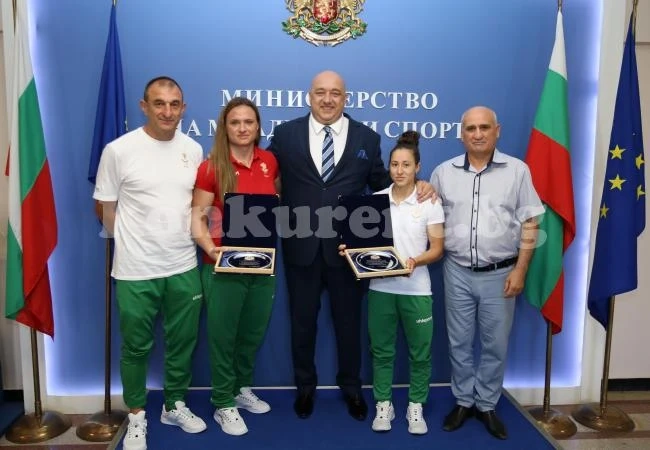 Министър Кралев награди Цветелина Цветанова