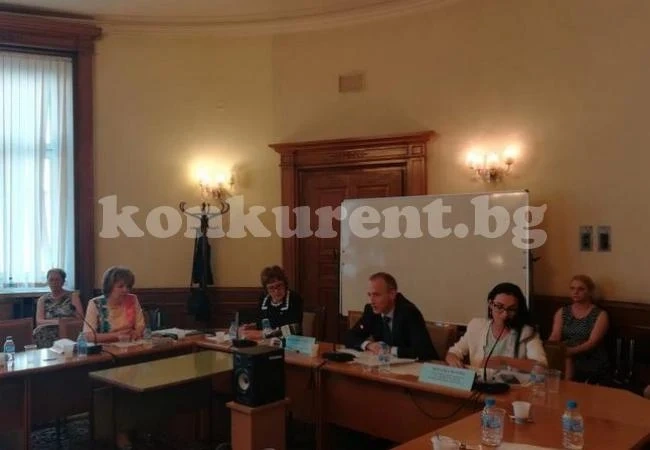 Историци и писатели оценяват учебници