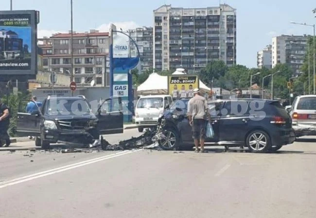 Дете пострада при тежка катастрофа с два джипа