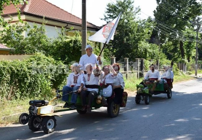 Четвърто издание на фестивала на народната носия „От раклата на баба“