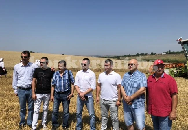 Евродепутат подкара комбайна в Манастирище СНИМКИ
