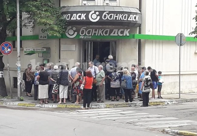 Дават пенсиите, извиха се опашки